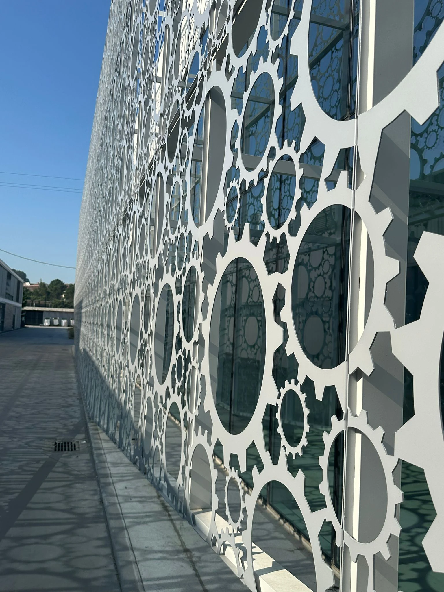 fachada com chapa recortada a laser sepulveda